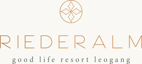 Riederalm Resort Logo mit kreisförmigem Alpenblumen-Symbol und Slogan good life resort Leogang